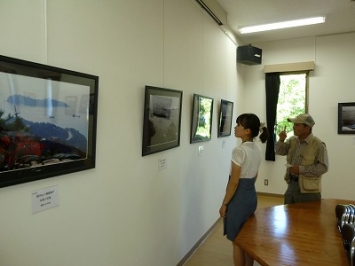 児島の写真家　河田隆弘さん（右側）